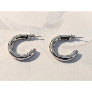 Classic & Always In Style Vintage 1980s Silver-Tone Open Hoop Earringsa